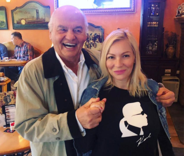 СУСРЕТ СА ЛЕГЕНДОМ: Ивана Селаков посетила винарију Звонко Богдан