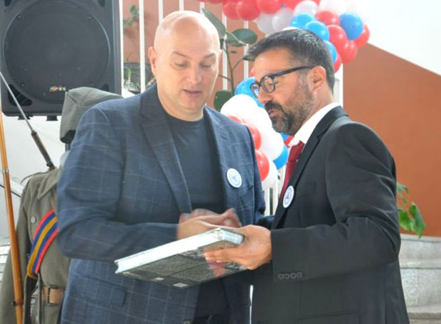 Памте хероје и вредно раде