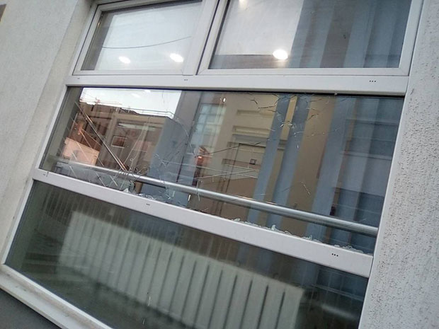 ВАНДАЛИЗМУ НЕМА КРАЈА: Поломљено стакло на прозору Дома здравља у Прешеву