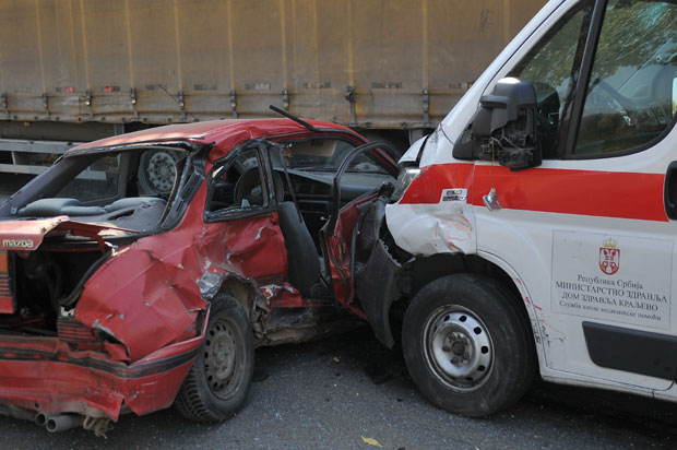 УДЕС У КРАЉЕВУ: Судар три аутомобила и возила Хитне помоћи, повређена жена (ФОТО)