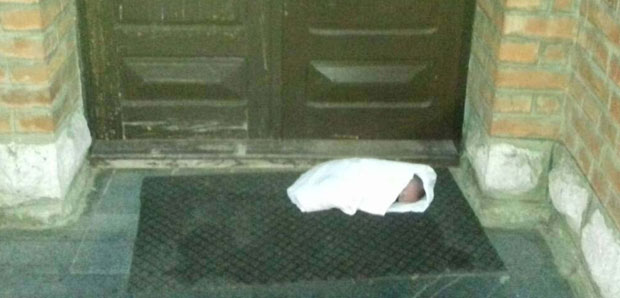 Беби нађеној на прагу цркве у Чајетини још траже име