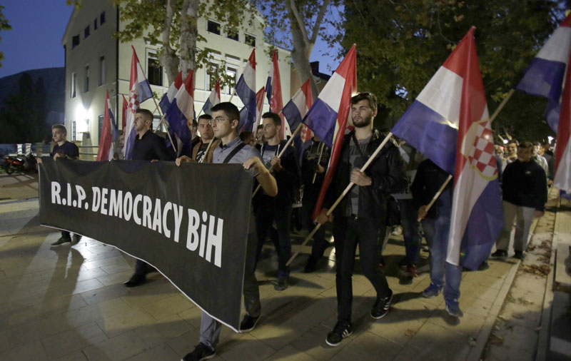 ПРОТЕСТ У МОСТАРУ: Демонстрације против Комшића, грађани палили свеће