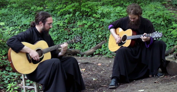 МОНАСИ РОКЕРИ ИЗ ТУМАНА КОЈИ СУ ОДУШЕВИЛИ СВЕТ ПОНОВО СУ УЗЕЛИ ГИТАРЕ… Ево како звучи “Призив”, њихова прва ауторска песма