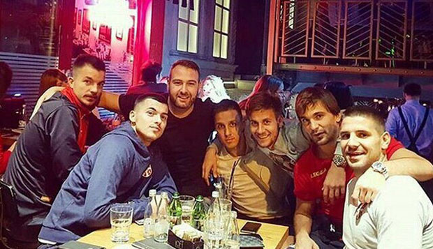 ДРУЖИЛИ СЕ ПРЕ МАЛОГ ДЕРБИЈА: Српски и црногорски играчи се сликали у подгоричком локалу