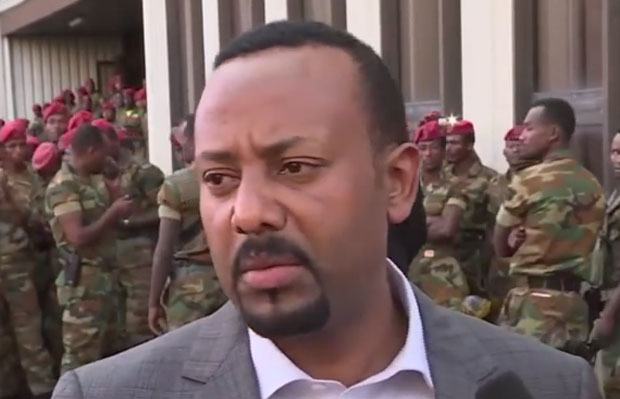 “ДАЈТЕ МИ 10 СКЛЕКОВА!”: Премијер стао пред побуњене војнике и обуздао протест