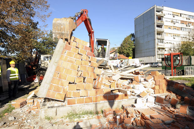 РУШЕЊЕ ДИВЉЕ ГРАДЊЕ: Багер може и пре суда