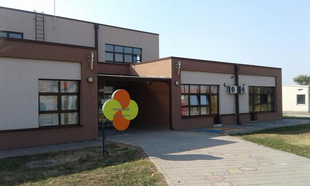 УЖАС У РУМИ: Аутомобил ударио девојчицу у вртићу