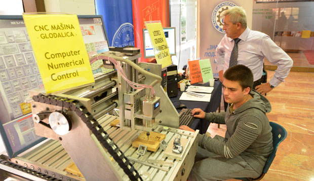 ТЕСЛА ФЕСТ: Ђаци приказали рад паметне глодалице