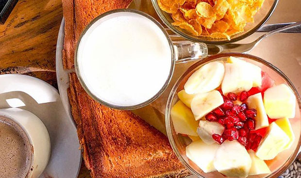 Бадемово млеко само гостима