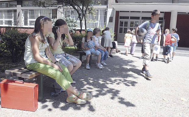 ЗАНИМЉИВ ПРЕДЛОГ САВЕТУ РОДИТЕЉА: Поставити ометаче за мобилне у школи 