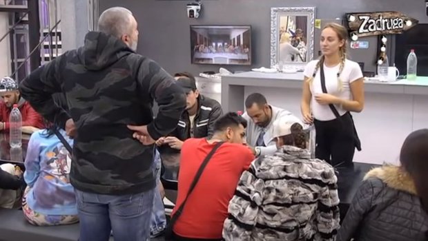 МИКИ ПОРУЧИО ЛУНИ: Живиш на цркотини пропале љубави, илис и луда, или глупа, или је тактика? (ВИДЕО)