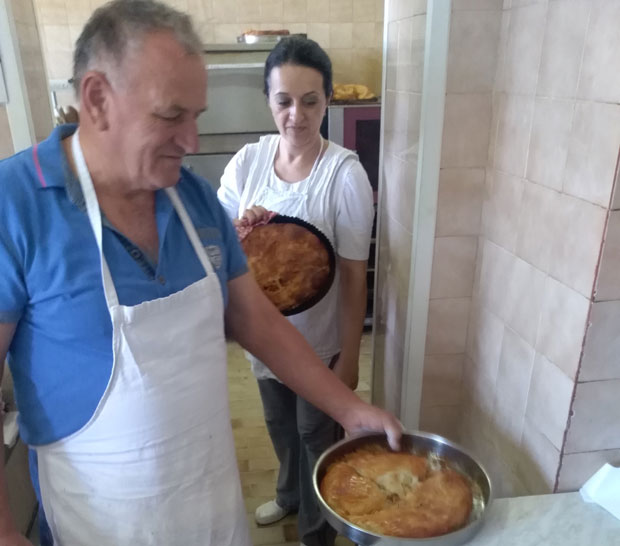 ВРХУНСКИ МАЈСТОР СВОГ ЗАНАТА: Развлачи бурек као за богове