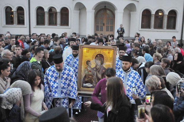 СВЕЧАНОСТ У ХРАМУ СВЕТОГ САВЕ У КРАЉЕВУ: Поклоњење икони Просвете Богородице која је стигла са Хиландара