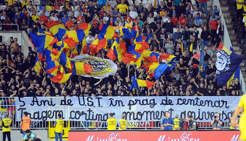 КОСОВО ЈЕ СРБИЈА СЕ ОРИЛО БУКУРЕШТОМ: Румунски навијачи стали уз Србе