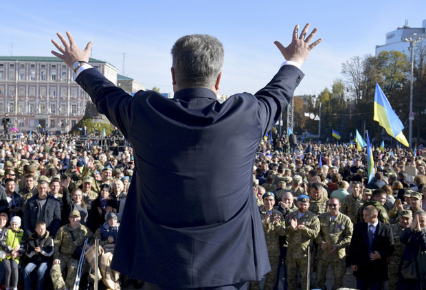 ПОДРШКА АУТОКЕФАЛНОСТИ УКРАЈИНСКЕ ЦРКВЕ: На митингу Порошенко и поглавар непризнате цркве
