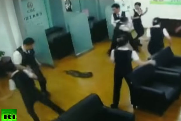 ШОК НА САСТАНКУ: Питон пао на банкаре (ВИДЕО)