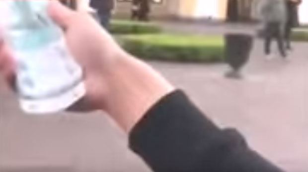 СТРАШНА БАХАТОСТ: “Татин син” бацао новац по улици и смејао се “сиротињи” (ВИДЕО) 