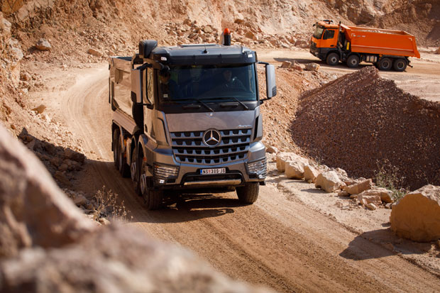 КАМИОН ЗА СВЕ ЗАДАТКЕ: Мерцедесов “арокс” у каменолому показао шта може