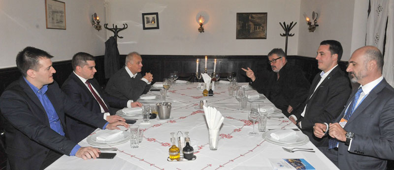 Шпијунка: Фудбал уз вечеру