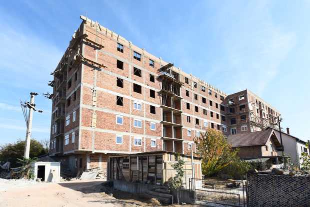 Зграда џин им угрожава живот