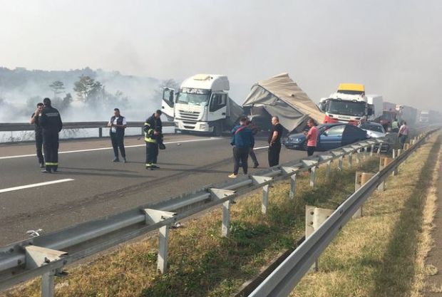 ТРАГЕДИЈА ЗБОГ ЗАПАЉЕНОГ РАСТИЊА: Мушкарац настрадао у ланчаном судару (ФОТО) 