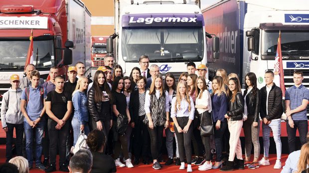 Вучић: Циљ 30.000 или 40.000 ђака у дуалном образовању (Фото) 


