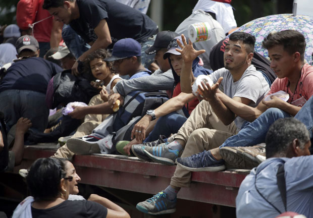 Доналд Трамп упозорио Мексико да затвара границу