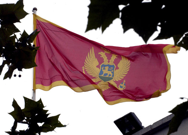 ЗАХТЕВ БОШЊАКА: На застави Црне Горе поред крста да стоји полумесец!