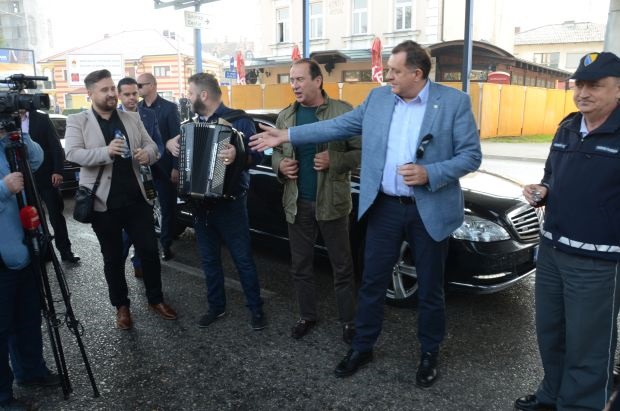 ПОСТАО ДЕДА ПО 6. ПУТ: Додик частио на граници поводом рођења унука, наздравио ракијом и запевао (ФОТО)