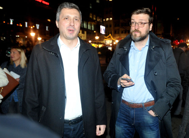 Посланику Двери прети затвор до годину дана