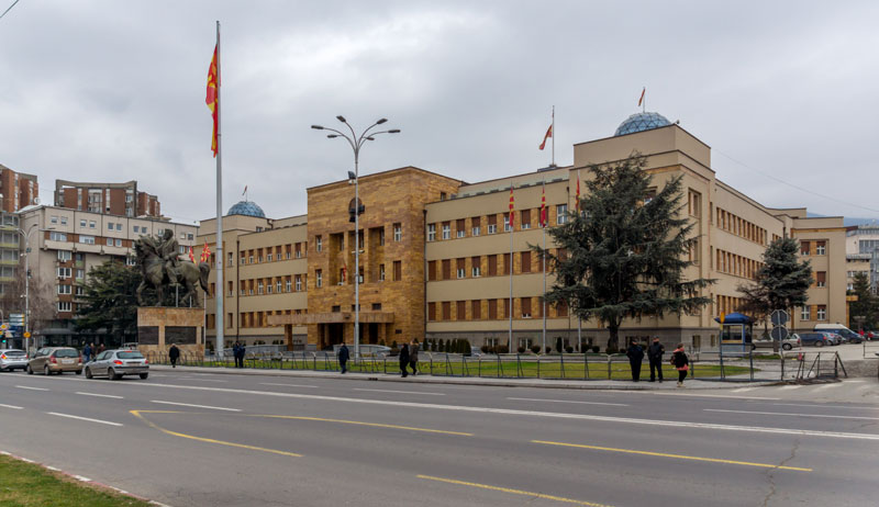 СОБРАЊЕ ПРЕД ИСТОРИЈСКОМ ОДЛУКОМ: Уставна „виза“ договора са Грчком?