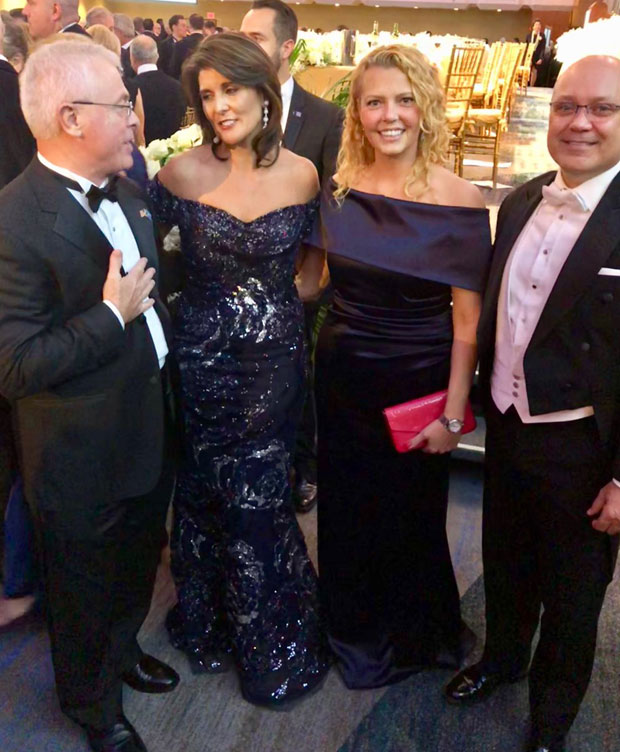 АЛБАНСКИ ЛОБИСТА У САД СЕ СЛИКАО СА НИКИ ХЕЈЛИ: Хвала јој за њен одличан рад