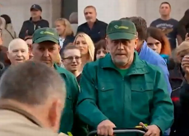 Бандић косидбом траве прославио завршетак уређења Трга; грађани звиждали и тражили оставку