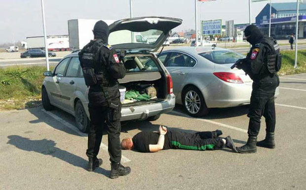 КО ЈЕ БРЧАК УХАПШЕН У ДЕРВЕНТИ: Продаје оружје и велича злочинце