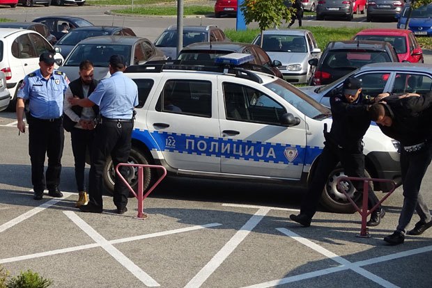 КРВАВA ТУЧA У ЦЕНТРУ БАЊАЛУКЕ: Шрафцигером докрајчио жртву