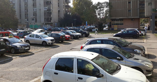 СТАНАРИ ОГОРЧЕНИ: И са повлашћеним картама се паркирају на 500 метара од зграде