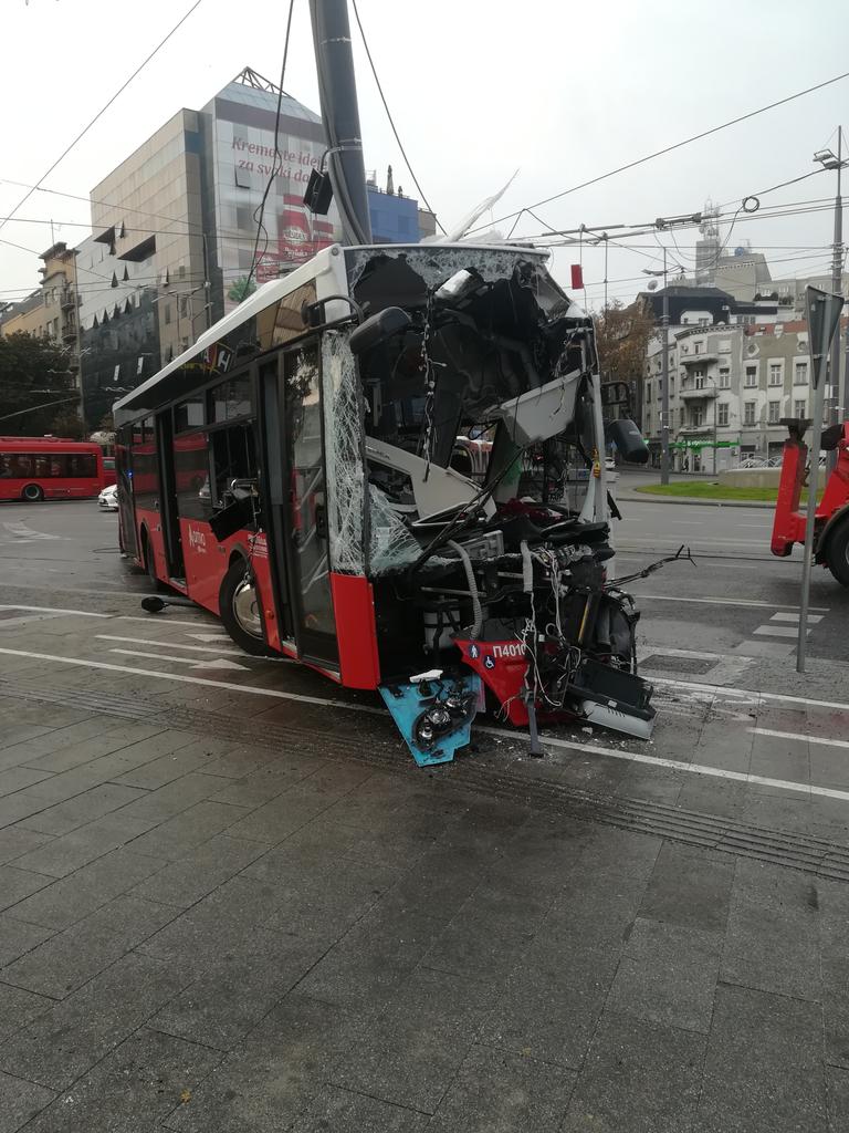 ХАОС НА СЛАВИЈИ: Аутобус ударио у стуб, возач са повредама главе превезен у Ургентни центар, не раде троле и трамваји (ФОТО)