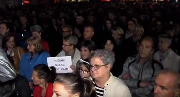 ЖАЛЕ СЕ НА ПРОБЛЕМЕ СА МИГРАНТИМА: Протест више хиљада људи у Бихаћу (ВИДЕО)