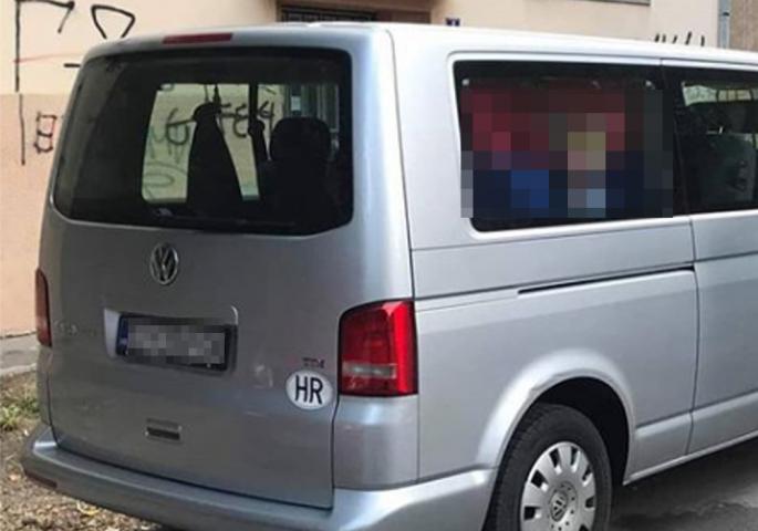 Возач из Хрватске смислио генијалан начин да осигура комби у Србији