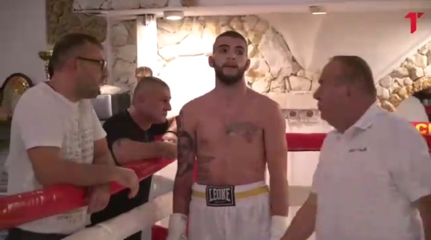 РАЖНАТОВИЋ НЕПОБЕДИВ: Вељко доминантно избоксовао 4. победу у каријери!