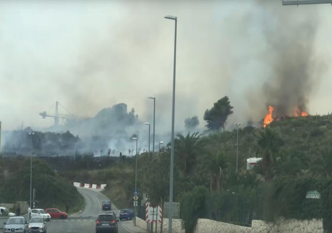 ВЕЛИКИ ПОЖАР У СПЛИТУ: Гори код шопинг-центра, густ црни дим гуши цео град! (ВИДЕО)