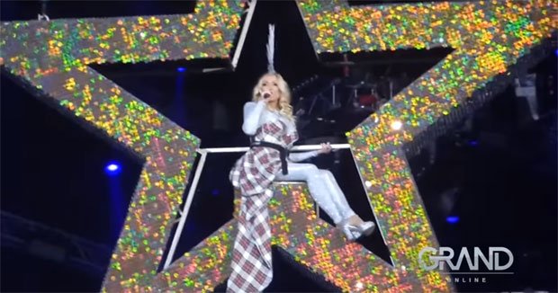 СПЕКТАКУЛАРНО: Лепа Брена се на џиновској звезди спустила са врха Арене (ВИДЕО)