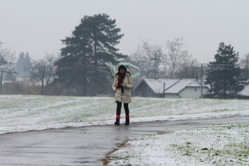ПРВИ СНЕГ ПАДА У ХРВАТСКОЈ: Температуре муњевиито опале, Србију тек очекују пахуље (ВИДЕО)