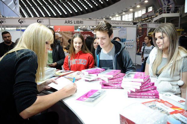 НОВОСТИ ВЕЋ ХИТ САЈМА КЊИГА: Исповест привукла публику