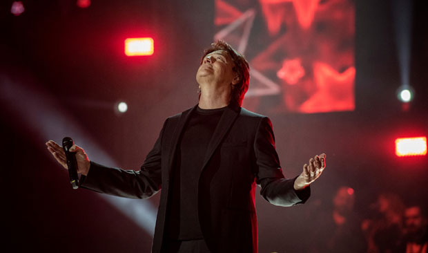 ЧОЛИНО ВЕЧЕ ЗА ПАМЋЕЊЕ: Здравко Чолић разиграо и распевао 15.000 обожавалаца у загребачкој Арени 