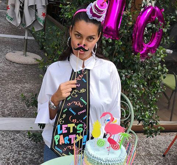 ИВКОВА СЛАВА УСРЕД АТИНЕ: Марија Килибарда уживала током викенда на костимираној забави у Грчкој 