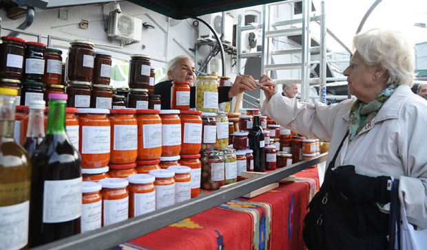 АЈВАР НАЈТРАЖЕНИЈИ: На пијаци Каленић почео велики караван зимнице