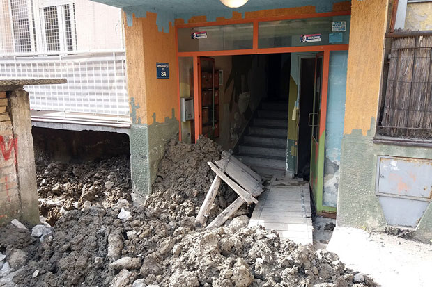 УЛАЗ ПУН ЗЕМЉЕ ЗБОГ ХАВАРИЈЕ: У згради на Зрењанинском путу у Крњачи пуцање главне водоводне цеви изазвало проблеме