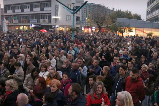 ПРОТЕСТИМА БЛОКИРАЈУ МИГРАНТЕ: Хиљаде Бишћана на улицама овог викенда тражило решавање мигрантске кризе у БиХ