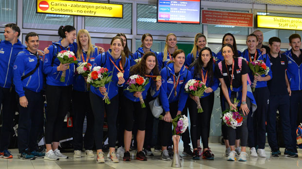 ШАМПИОНКЕ СВЕТА СТИГЛЕ У БЕОГРАД: Пун аеродром дочекао златне одбојкашице (ФОТО)
